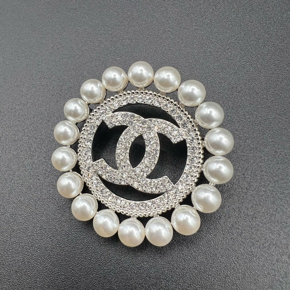 ⚡EVERYTHING MUST GO⚡ Gorgeous round faux pearls cc crystals brooch pin - Picture 1 of 8